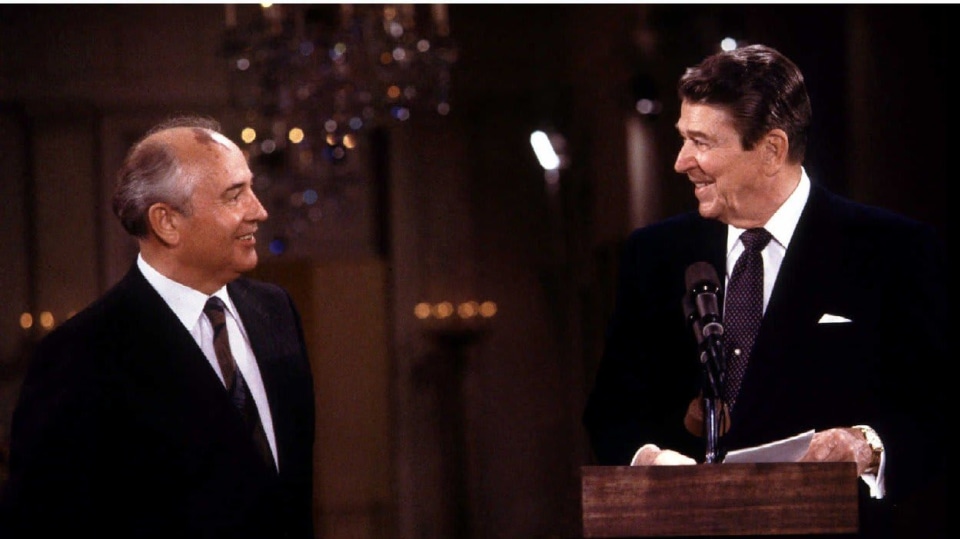 Ronald Reagan a tehdejší sovětský prezident Michail Gorbačov v roce 1987